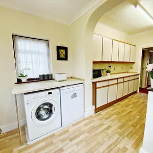 Barking House Sleeps 12 - Parking - Train Tube - Airport London
